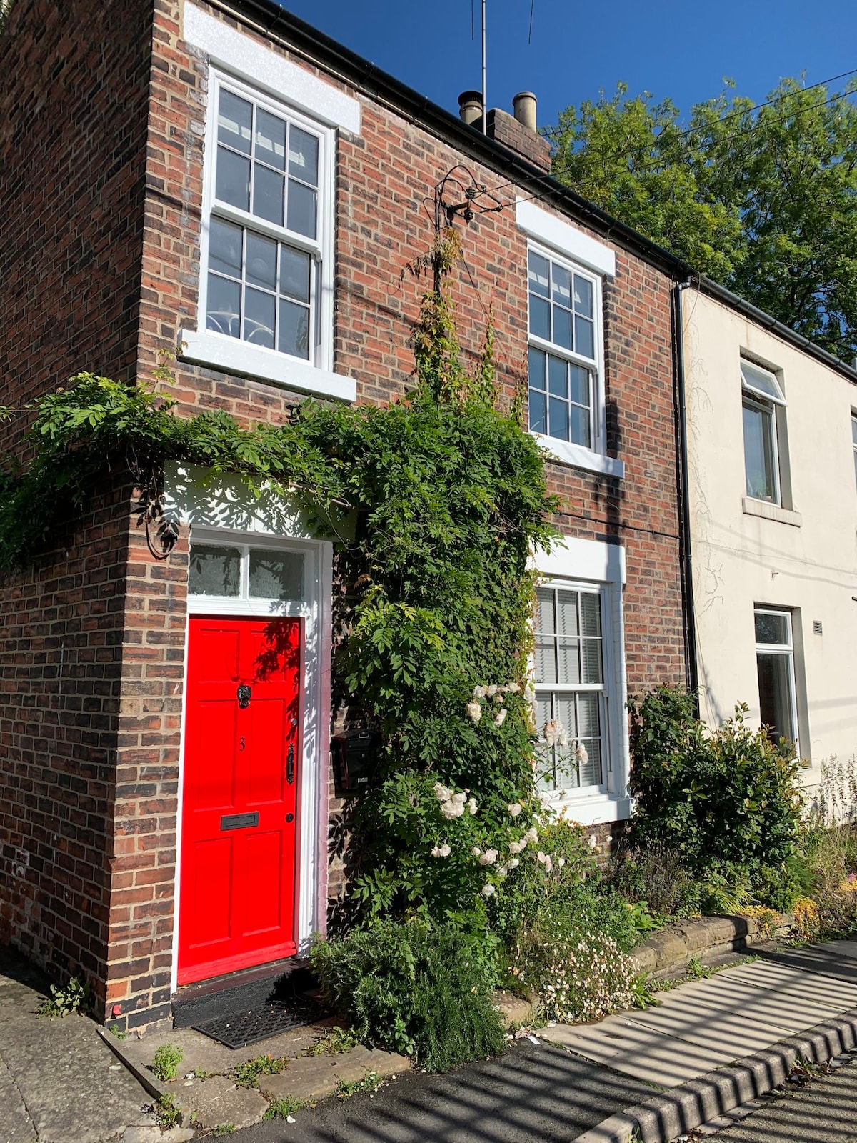 Bunnybees Railway Cottage ，带私人停车场