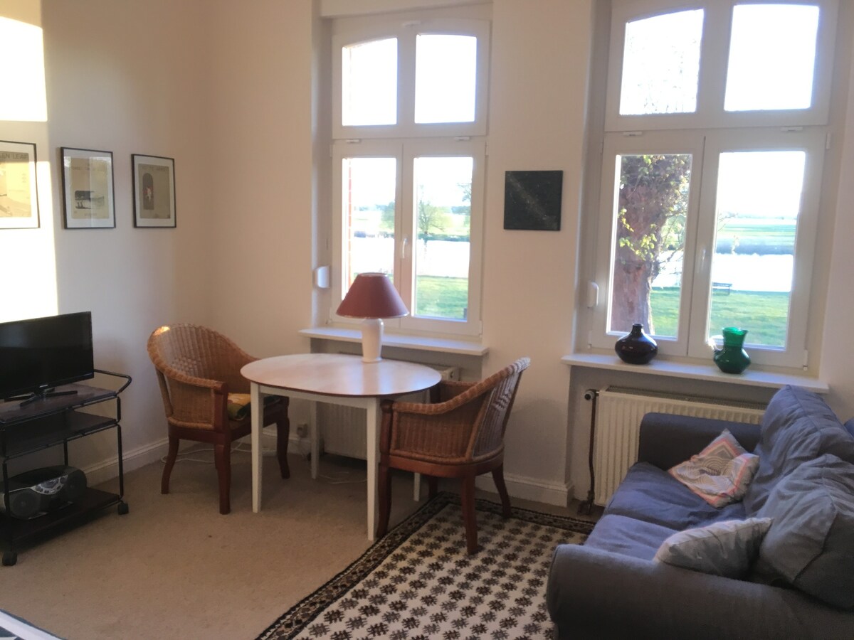 Strodehne可观赏Havel河景观的房间