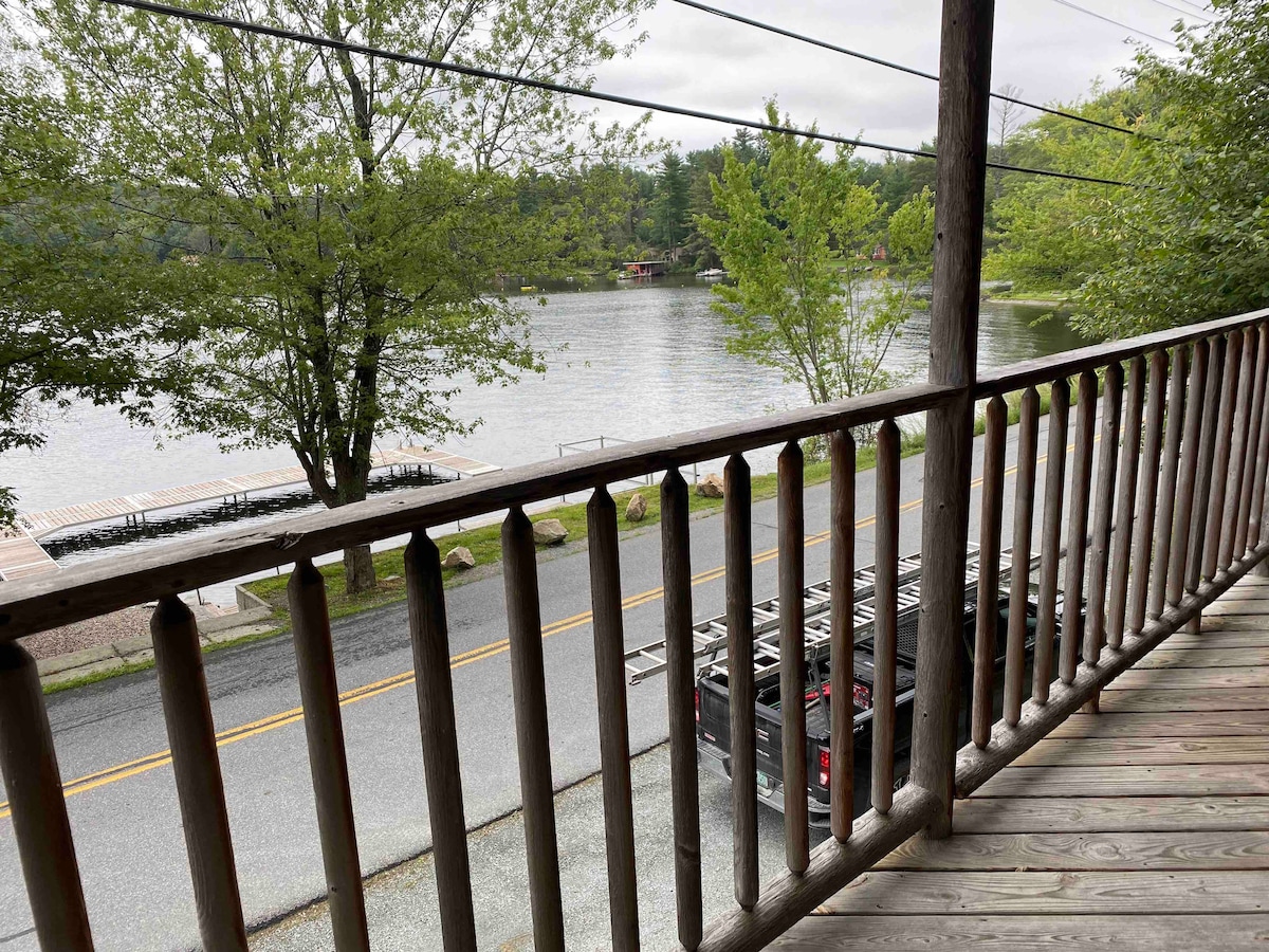 博莫辛湖（ Lake Bomoseen ）的温馨石头小屋。