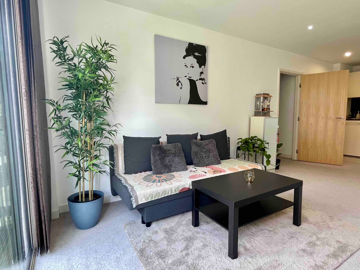Parrot Paradise: Private Room in Isleworth, London