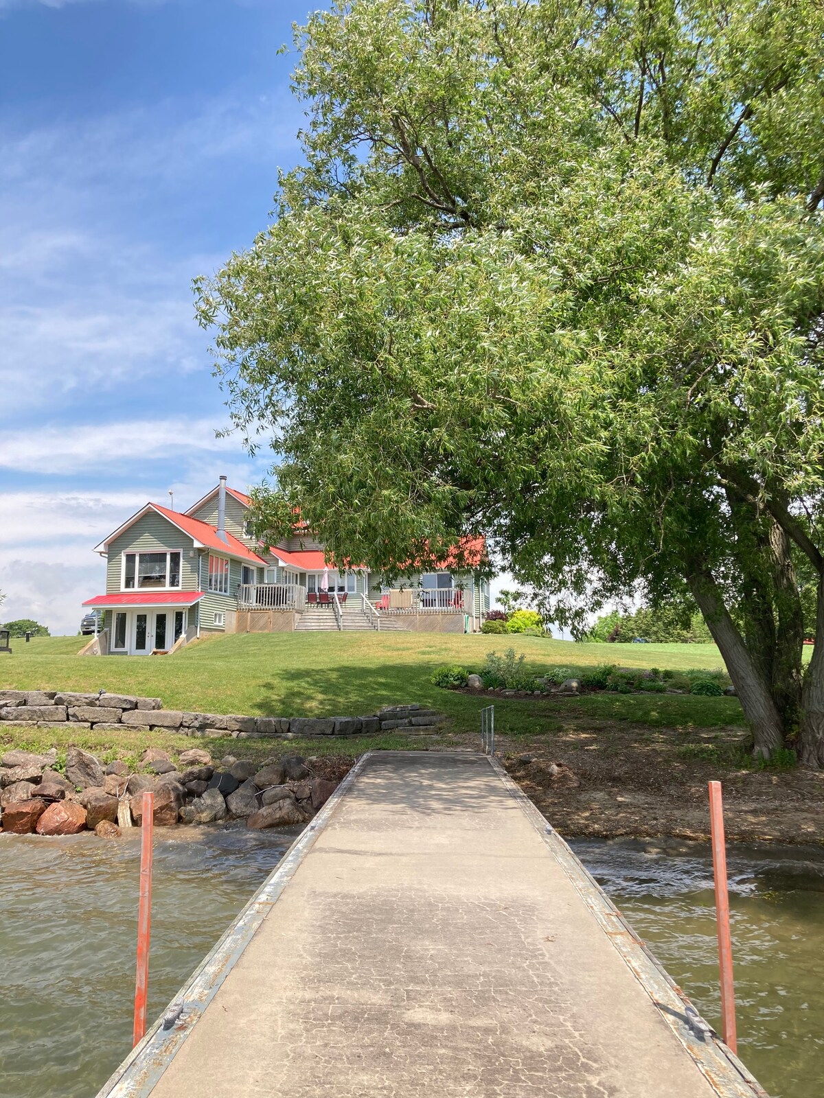 VACATION WATERFRONT SUMMER HOUSE - HOWE ISLAND CDA