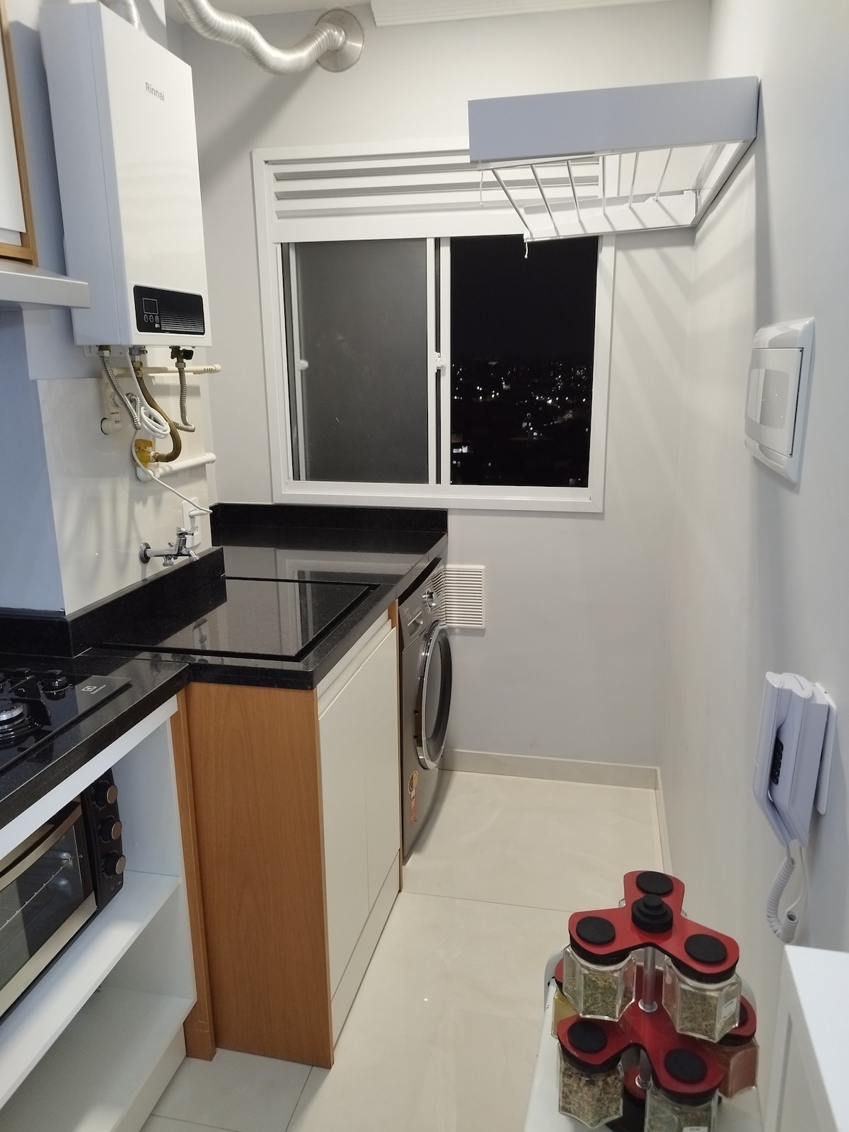 Quarto a 700 metros do metrô com garagem