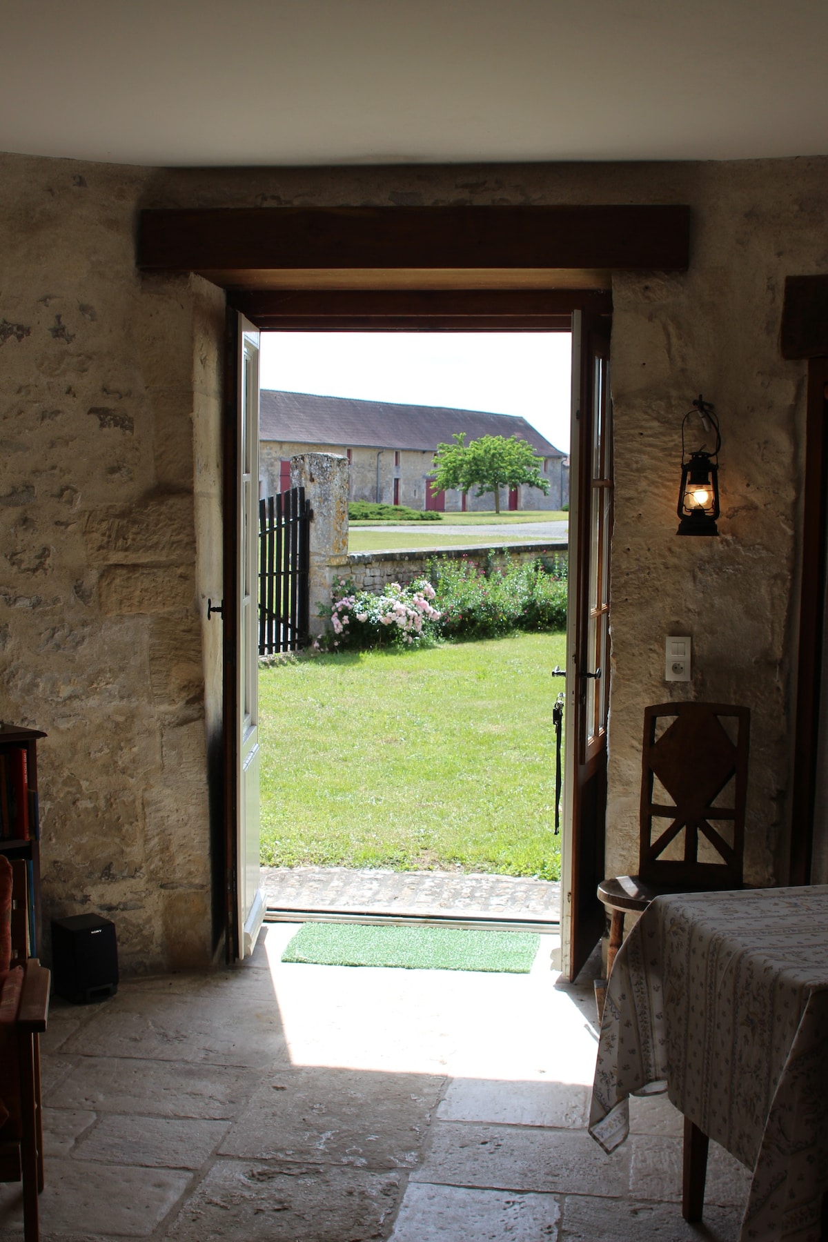 Dans l'enceinte du château