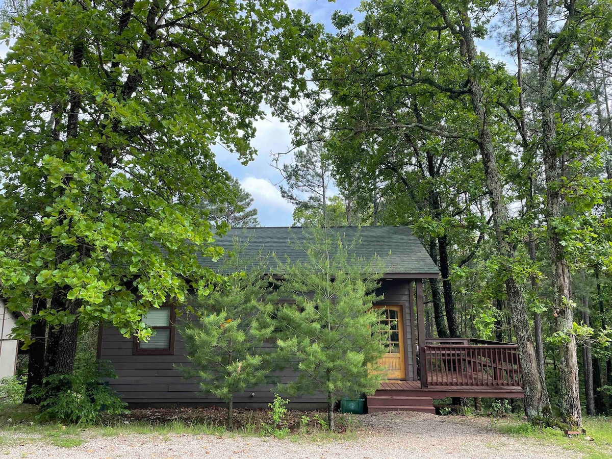 Hill Top Cabin- 5 minutes to Downtown Eureka!