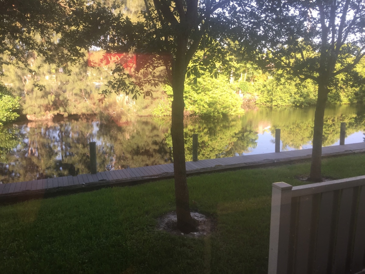 4BR Florida Charm on the water, walk to town