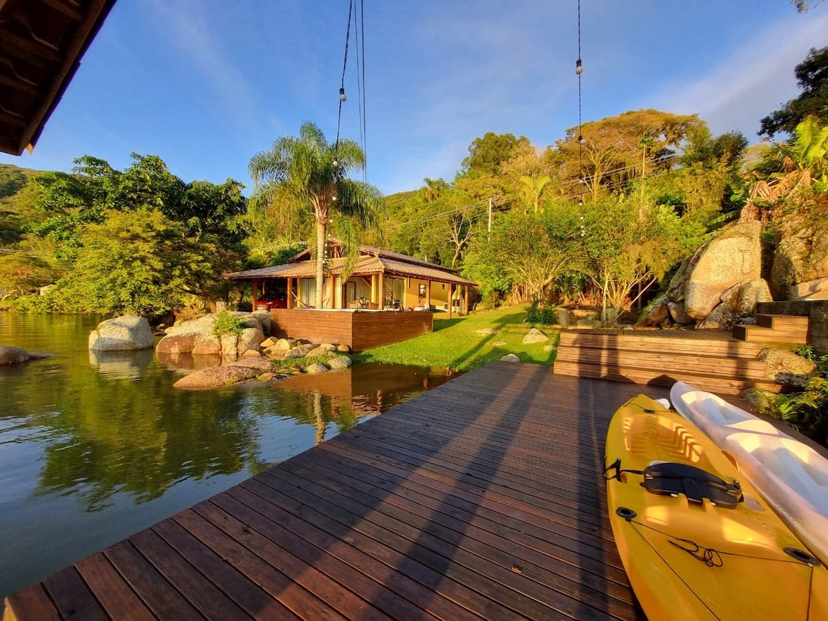 Casa pé on the water 
Lagoa de imarui c水电和游泳池