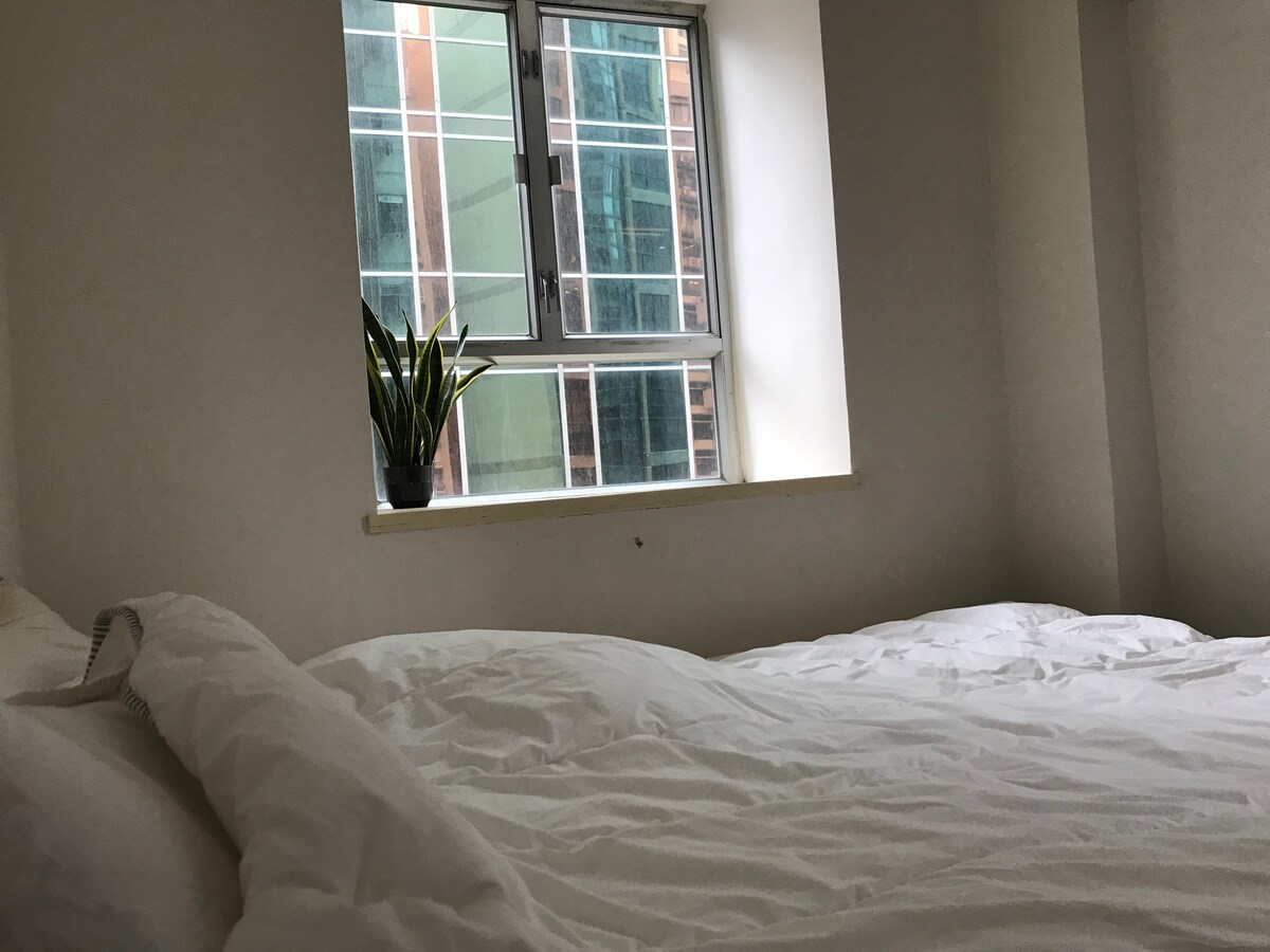 Room in Sheung Wan - minutes to MTR & Central