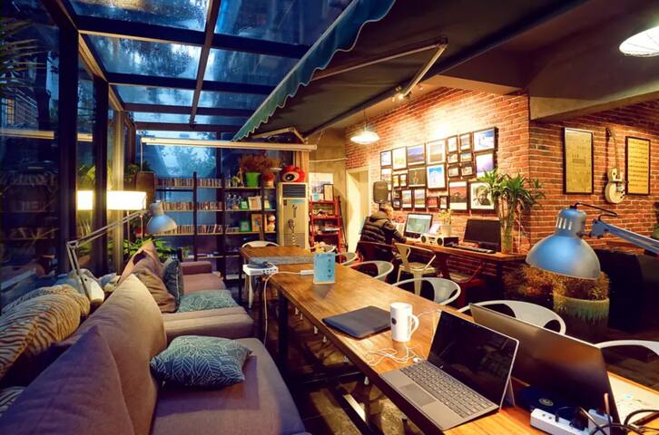 小酒馆青年民谣民宿/投影/小酒馆/驻唱歌手/k歌/黄鹤楼/户部巷/长江