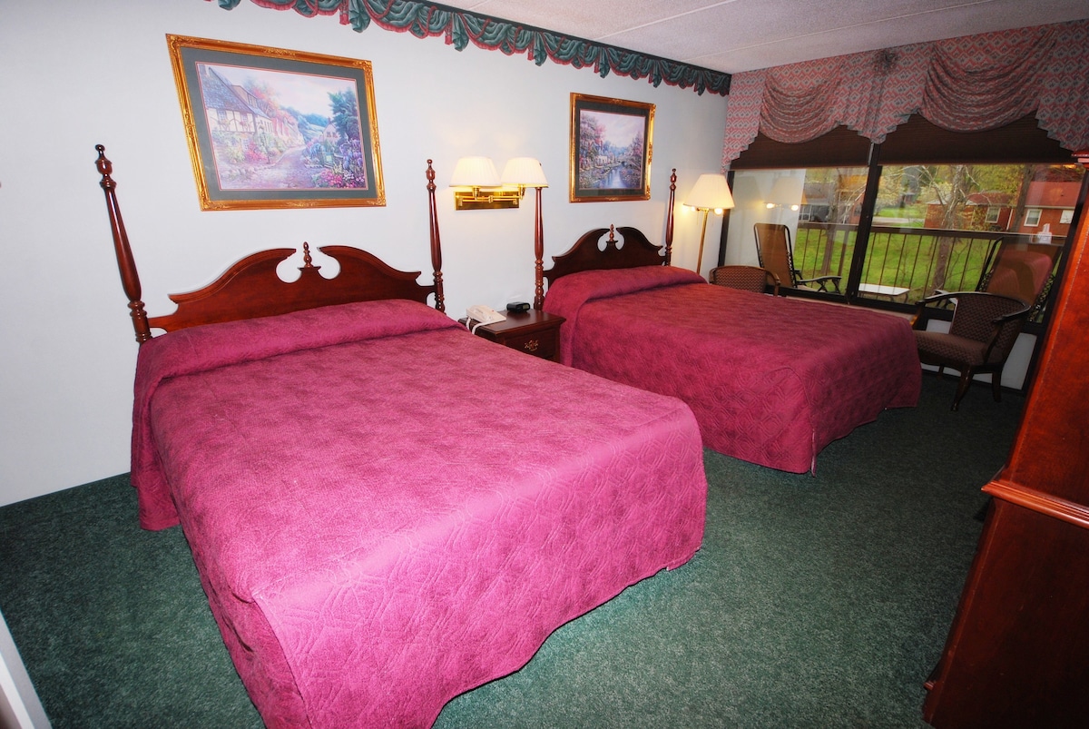 Rivergate Mountain Lodge Room 102双人床