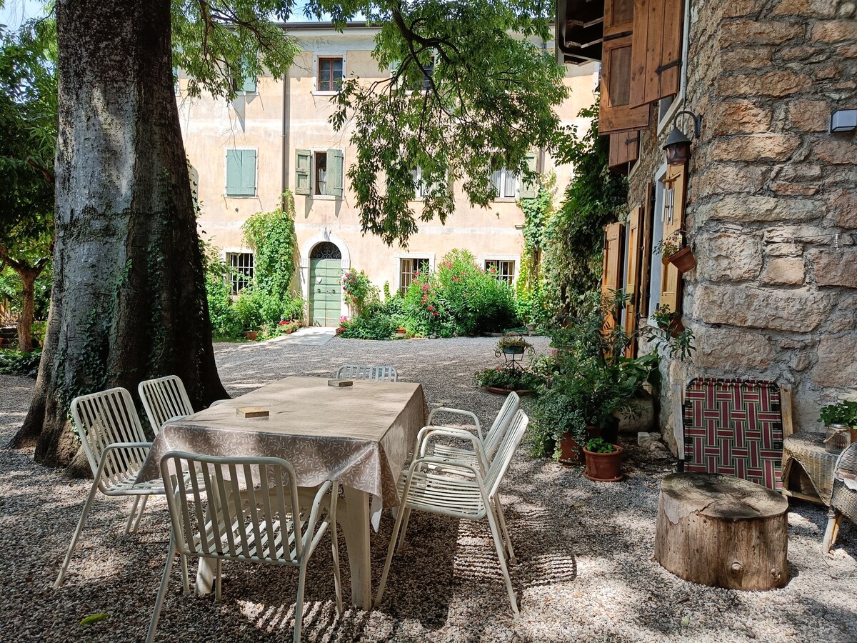 Le Preare, casa nel verde tra Baldo- Lago di Garda