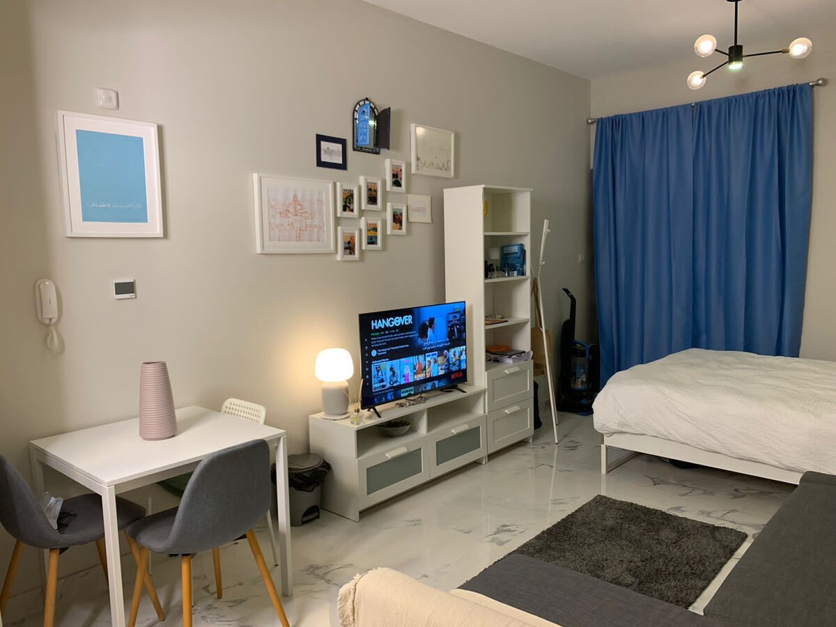 舒适的单间公寓，可容纳3-4位成人迪拜。设施齐全。