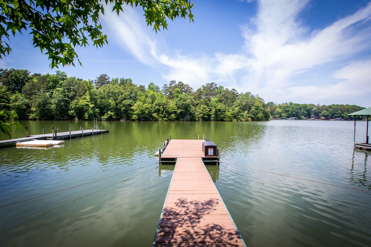 Waterfront cottage w/deep dock 17 miles to Clemson