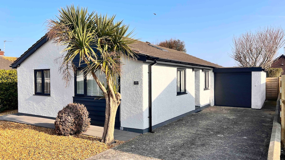 Stylish, Modern Coastal Bungalow, enclosed garden