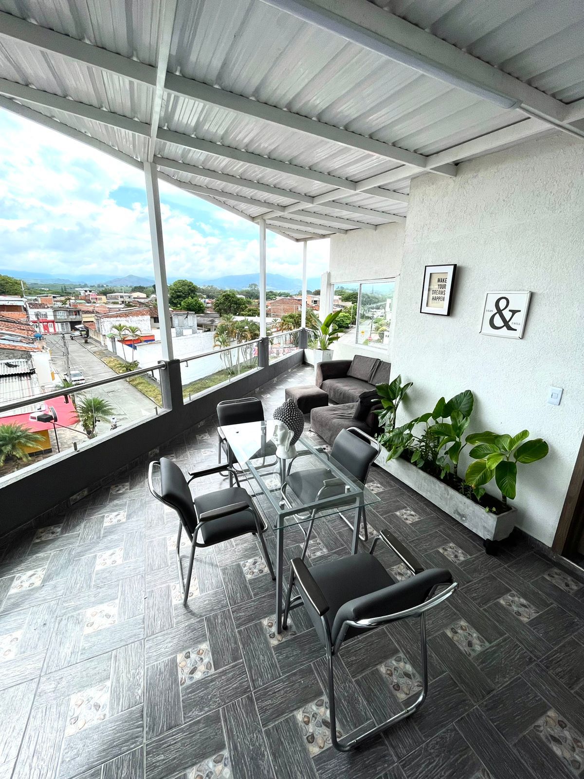 Penthouse con terraza y hermosa vista