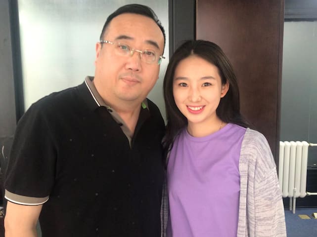 与著名主持人那威合影