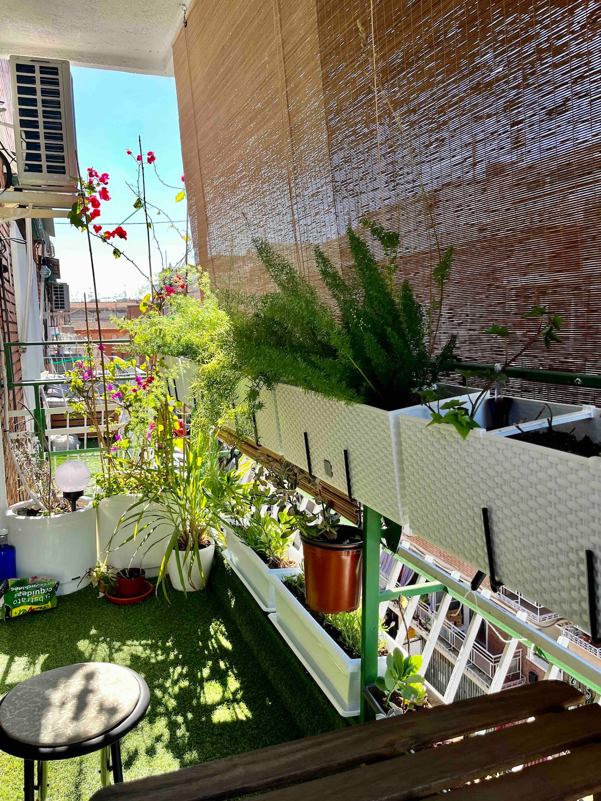 Habitación grande y luminosa con terraza