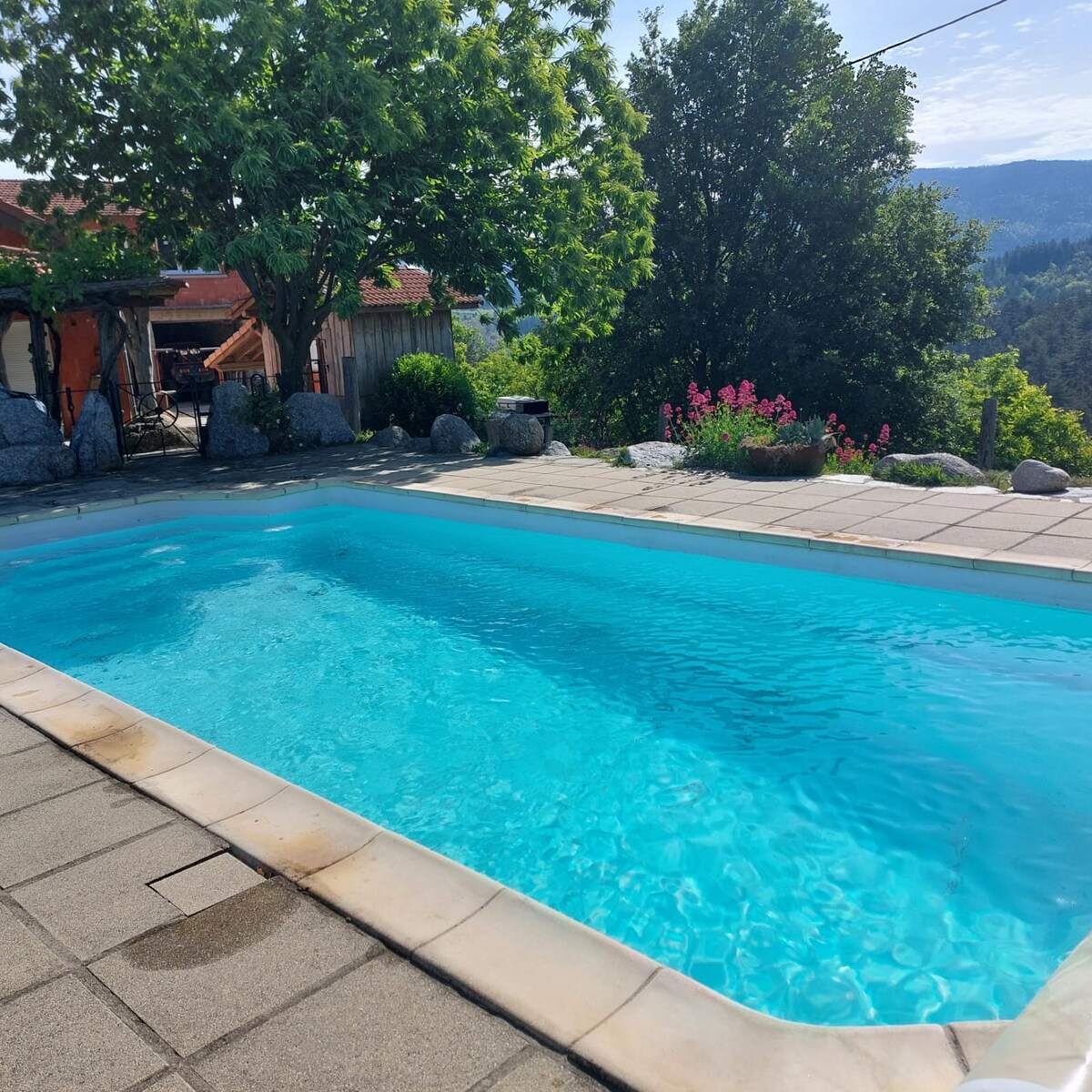 Maison style chalet en Cévennes avec piscine