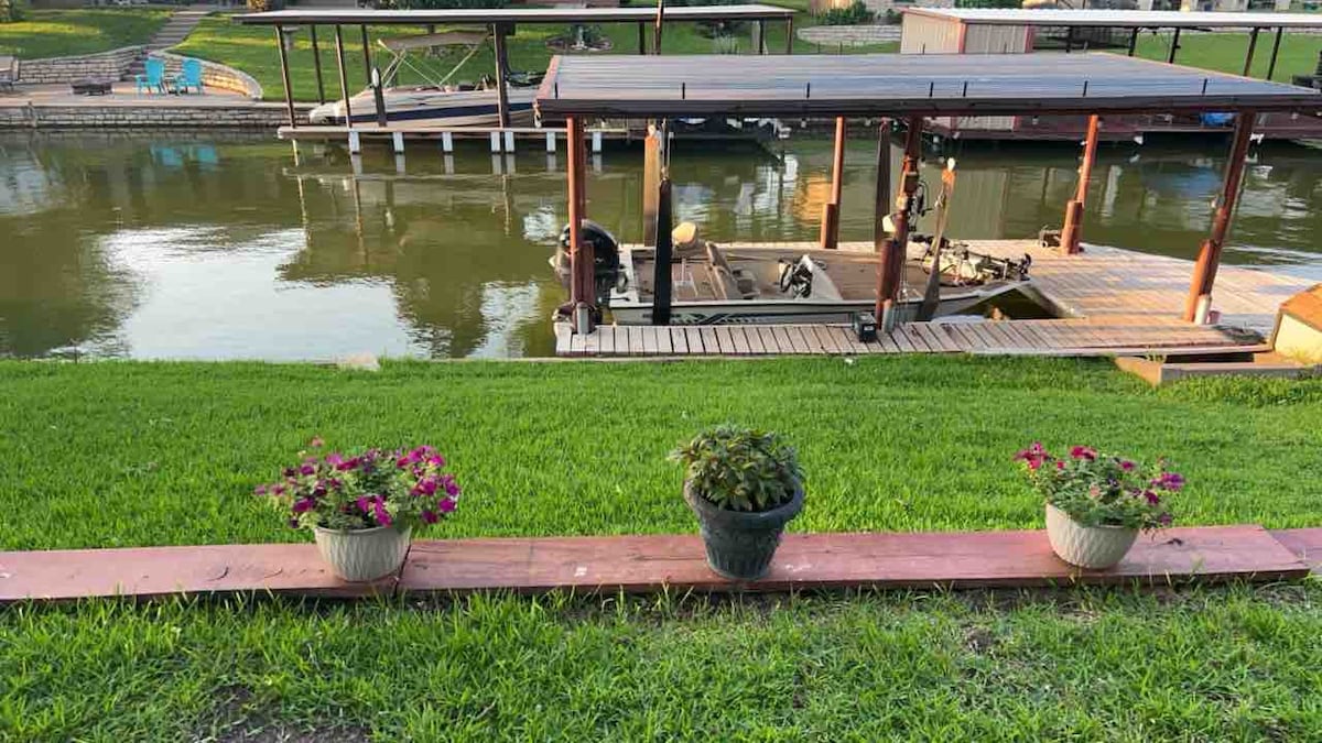 Joyful Lake House 3BR w/Hot Tub & Fishing