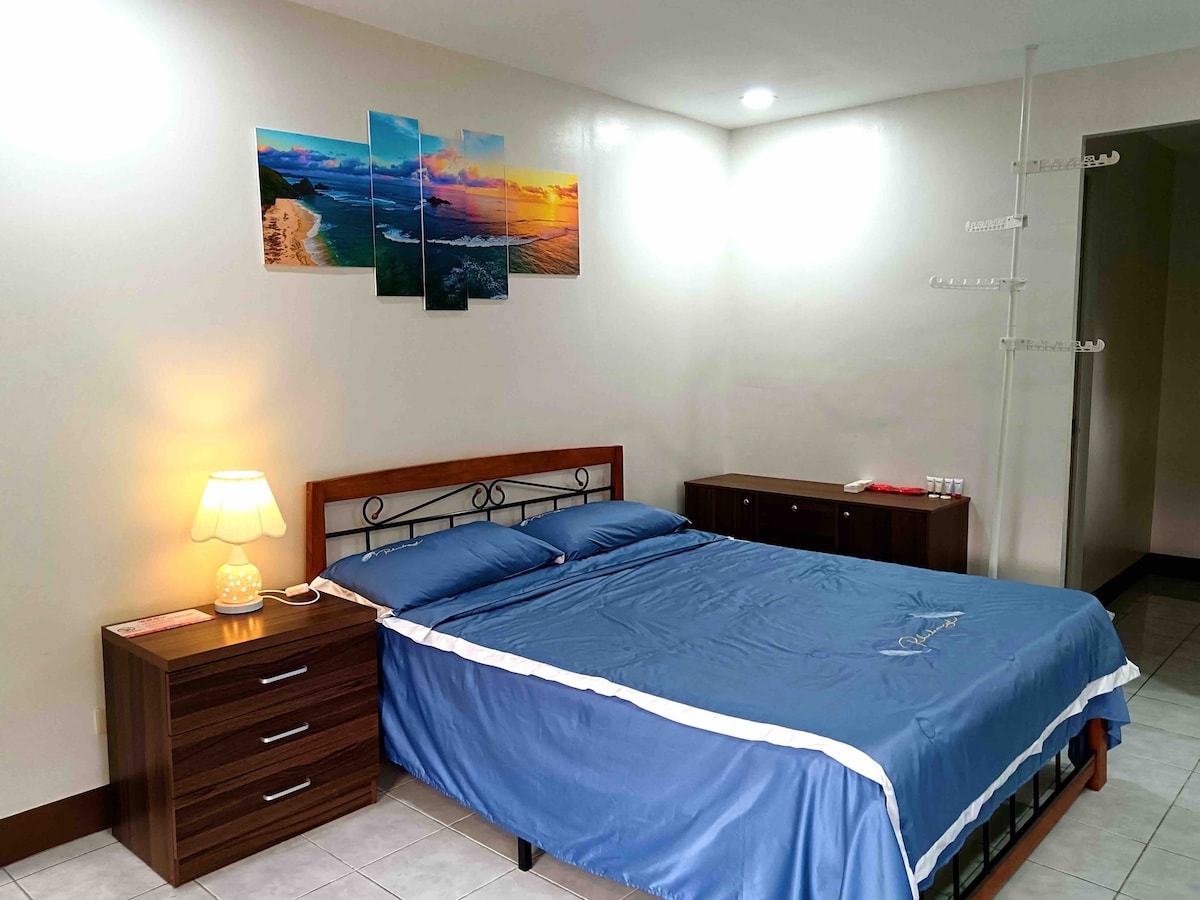 King- size bed Room  near Ayala Center Cebu