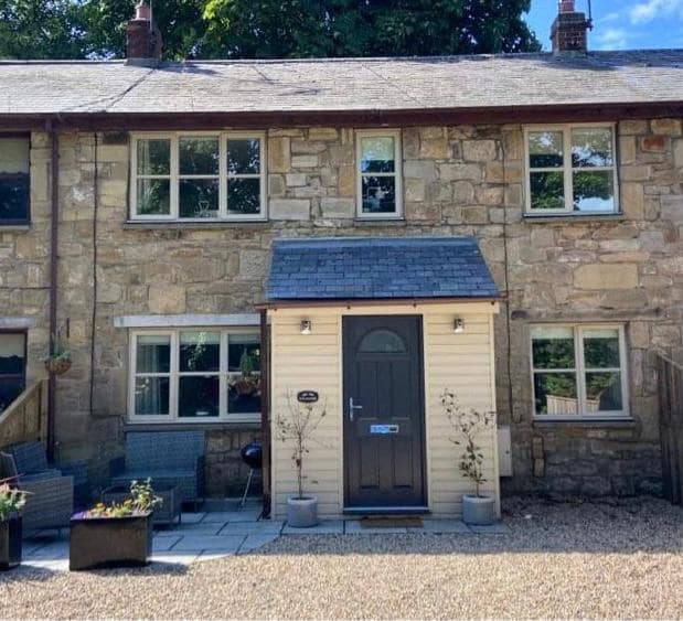 Sycamore Cottage in countryside near Amble beach