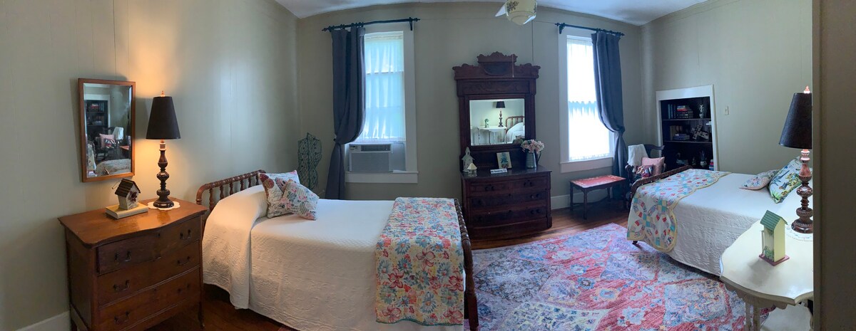 Keller Hs/Upstairs Private Twin Beds/Shared Bath