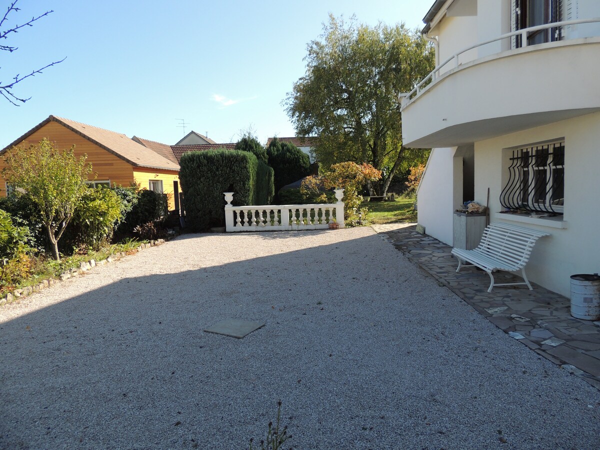 Jolie maison au calme sur terrain arboré et clos.