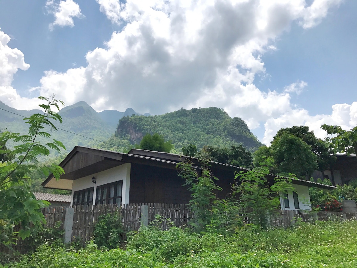 Village Home ，距离清道洞（ Chiang Dao Cave ） 2分钟路程，带空调