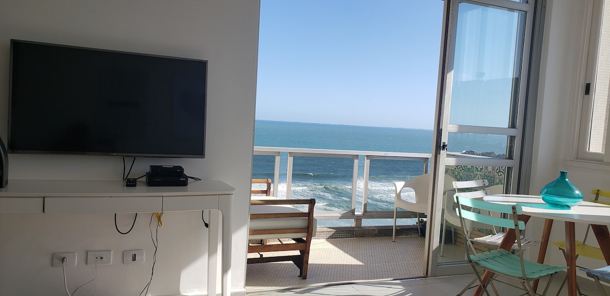 Apt com vista incrível e frente para o mar