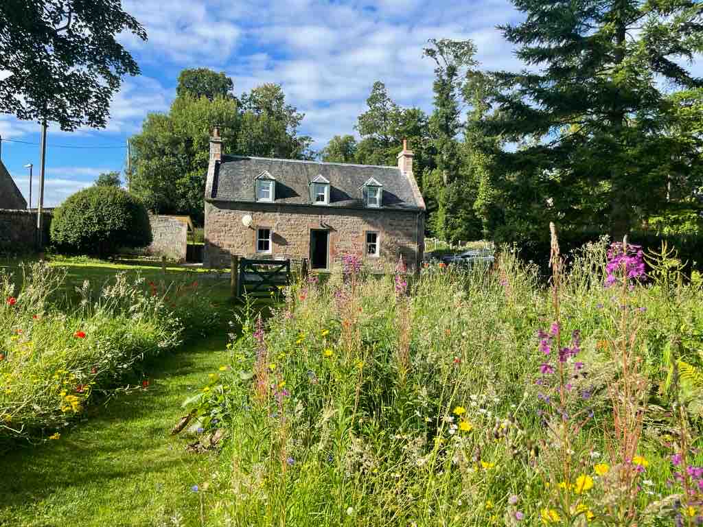 Garden Cottage with hot tub, castle & sea views