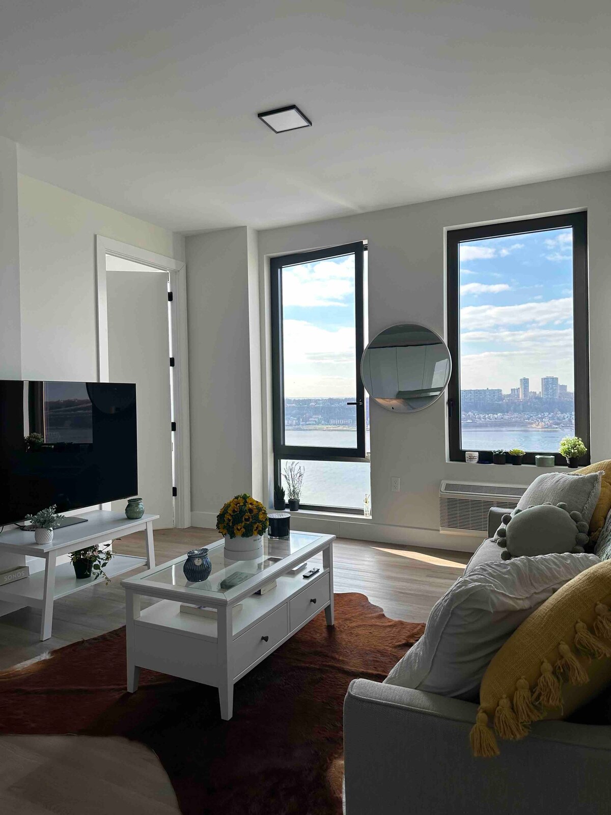 Cozy sun-lit luxury apartment