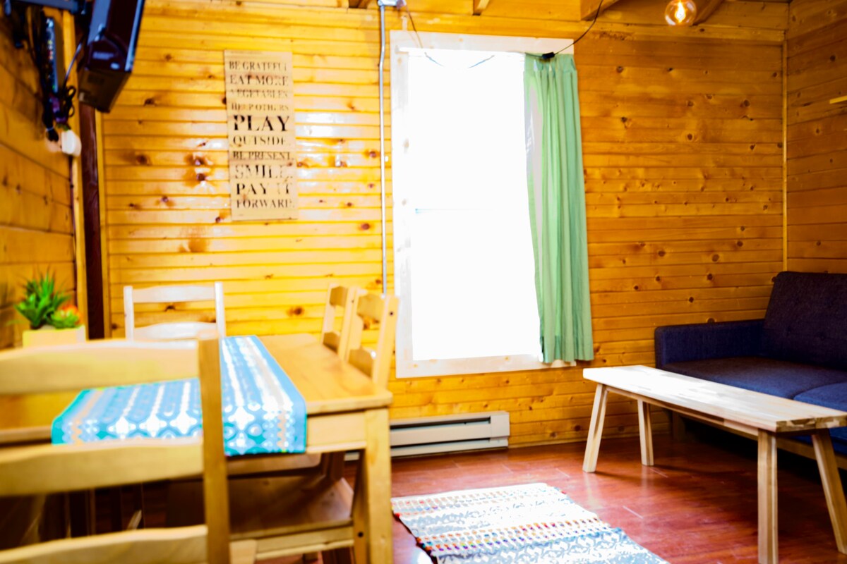 The Sunflower Cabin with Mountain Views