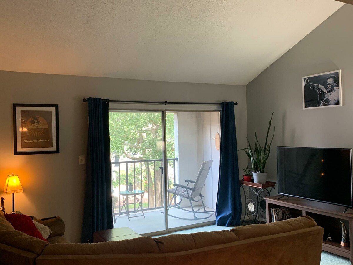 2 Bed Condo, Walk to Campus, Free Parking