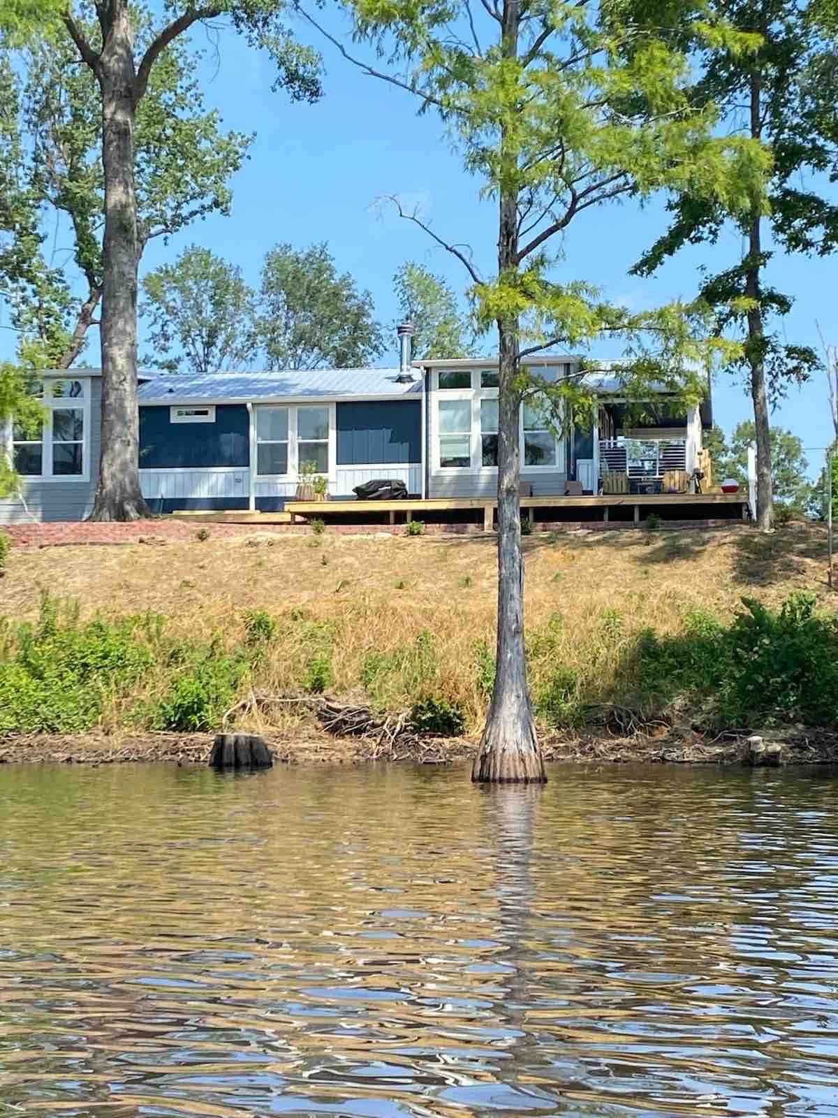 Modern, stylish lake front house. Sweeping views