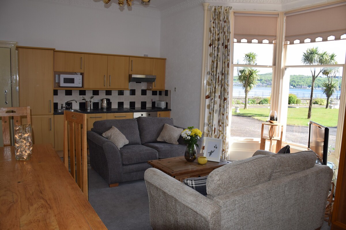 Ettrick Bay Apartment sleeps 4  with sea views.