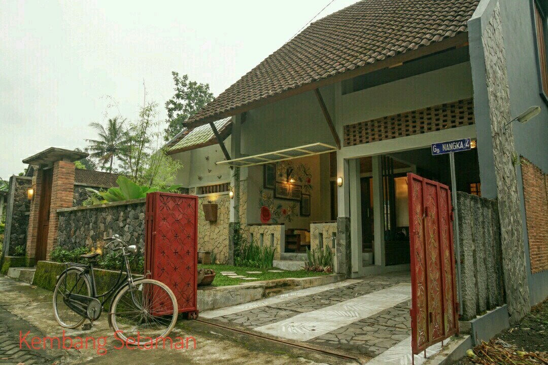 Rumah Kembang Setaman (Wedomartani, Yogyakarta)