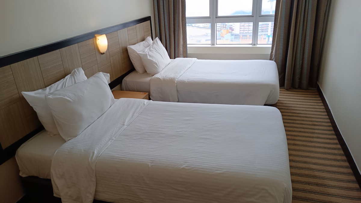 First world hotel，F，一，二号大楼豪华房标准间，提供一张双人床/两张单人床选择，