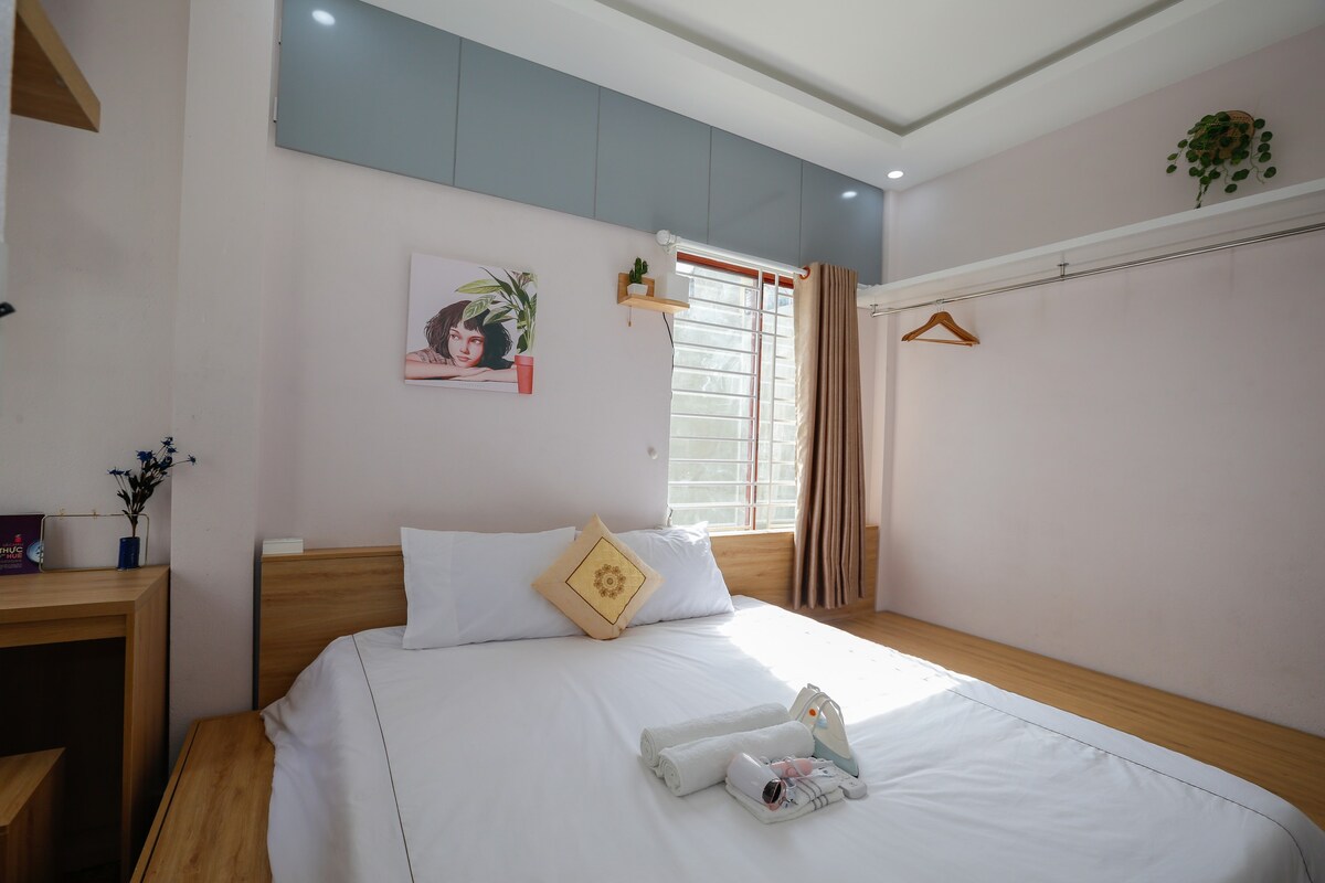 Tùng Homestay -胡伊市中心的加大双人床房。