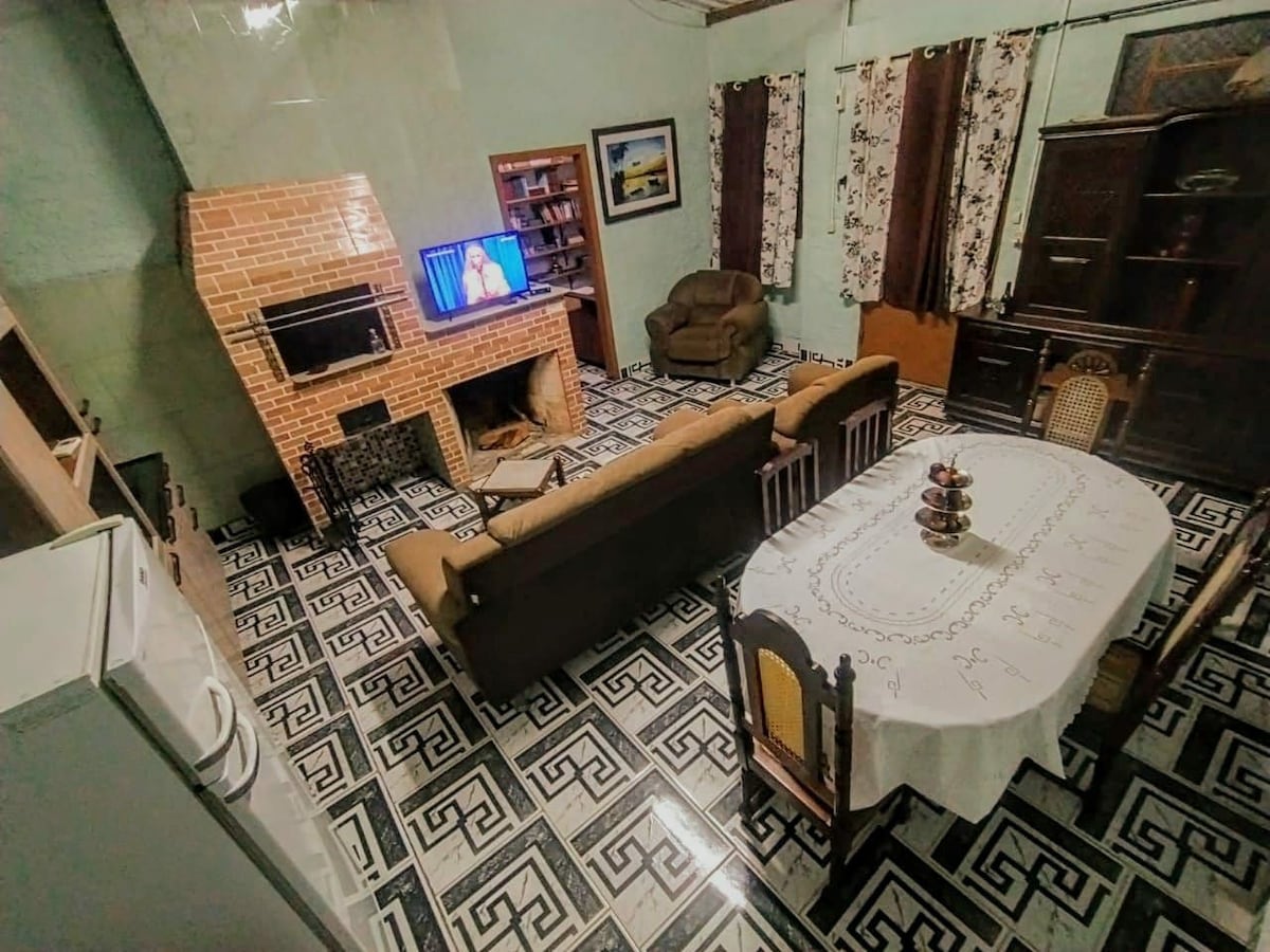 Casa com lareira e espaço amplo