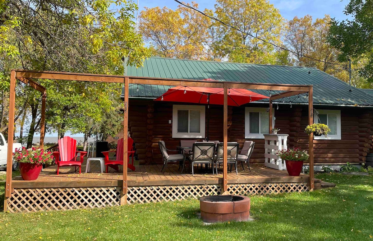 The Inspiration Station: Lakefront Log Cabin