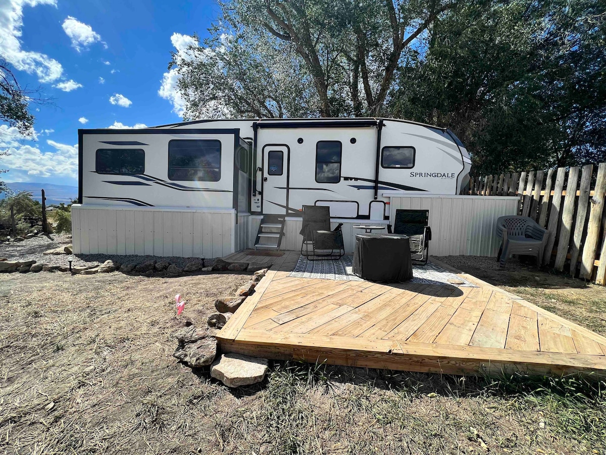 Harrison's Hideaway, secluded RV w/ Mountain Views