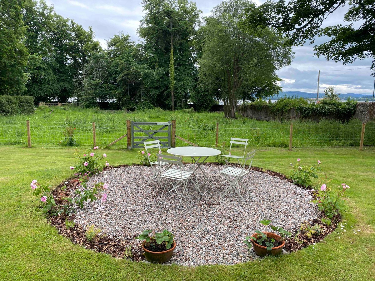 Garden Cottage with hot tub, castle & sea views