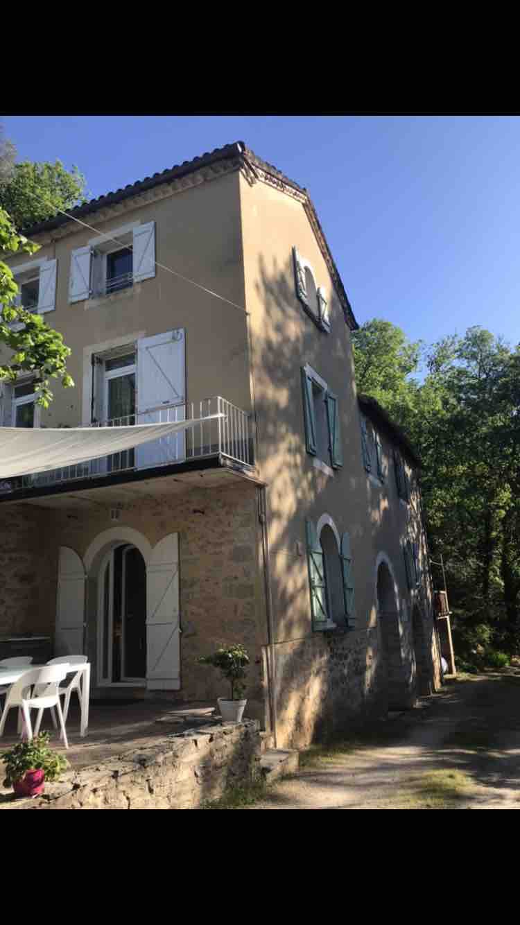 Grande maison en pierres avec piscine.