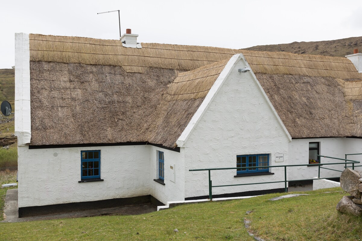 Connemara Thatched乡村小屋