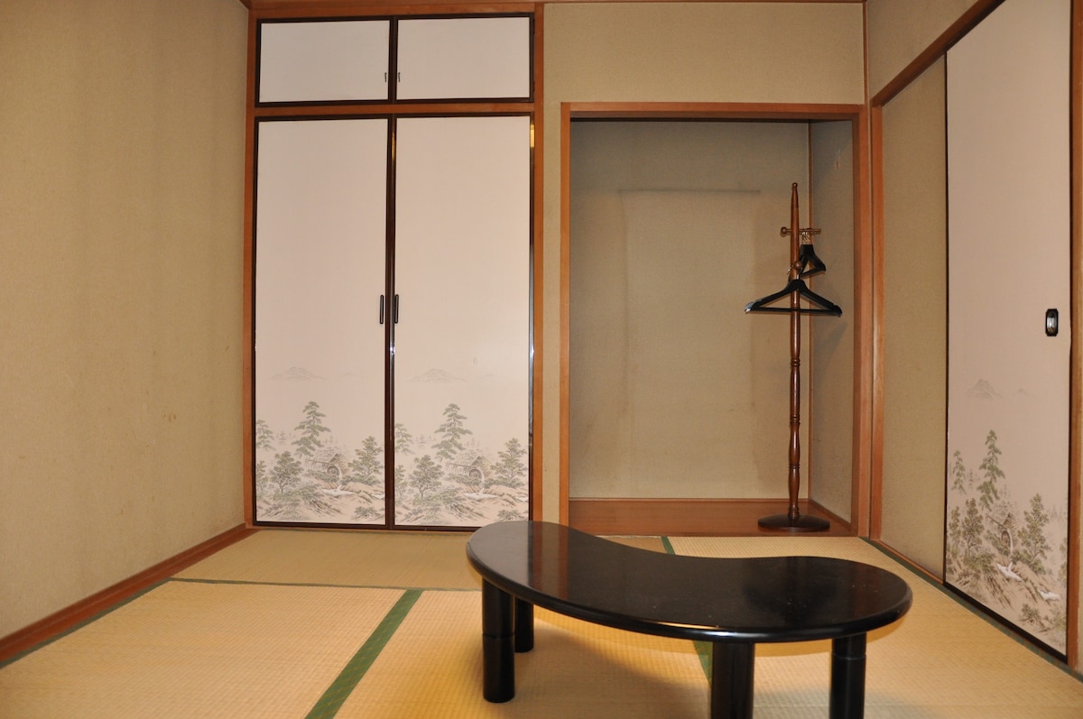 【和室（Japanese-Style Room）・軽朝食付】地元の生活に溶け込む快適滞在