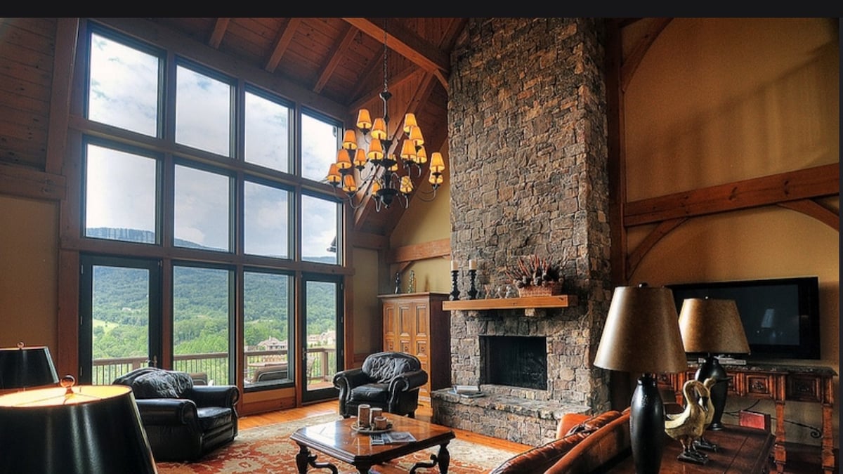 Secluded Luxury Home w/ Amazing Mountainous Views