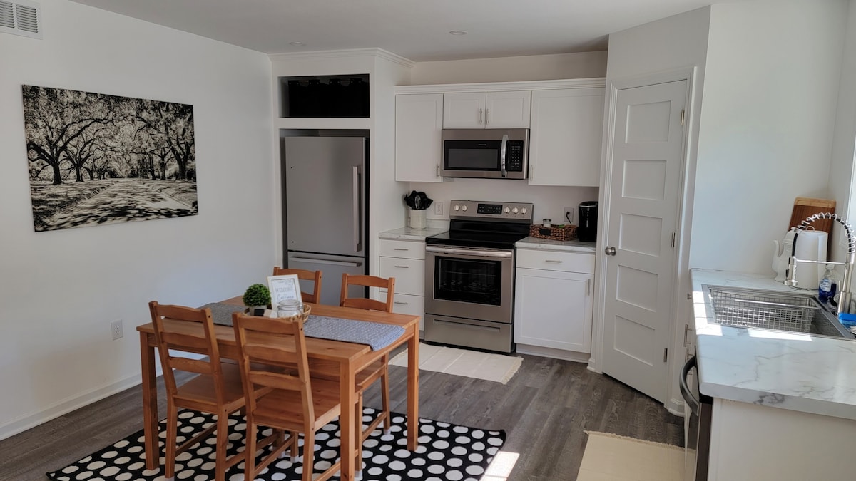 Spacious 1 BR Carriage House - 2 min walk to MSQC