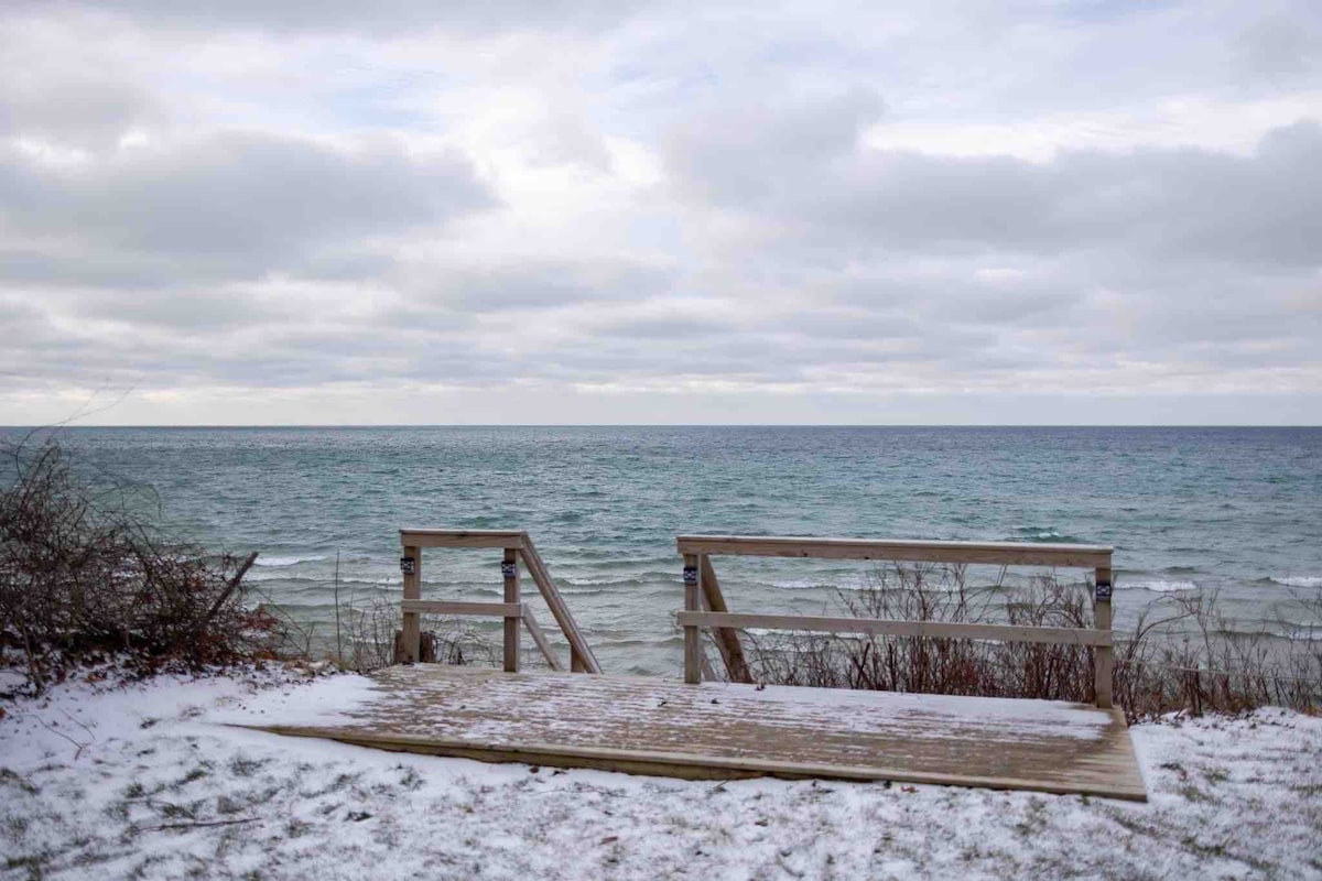 Cozy Lake Michigan Getaway • Beautiful Remodel