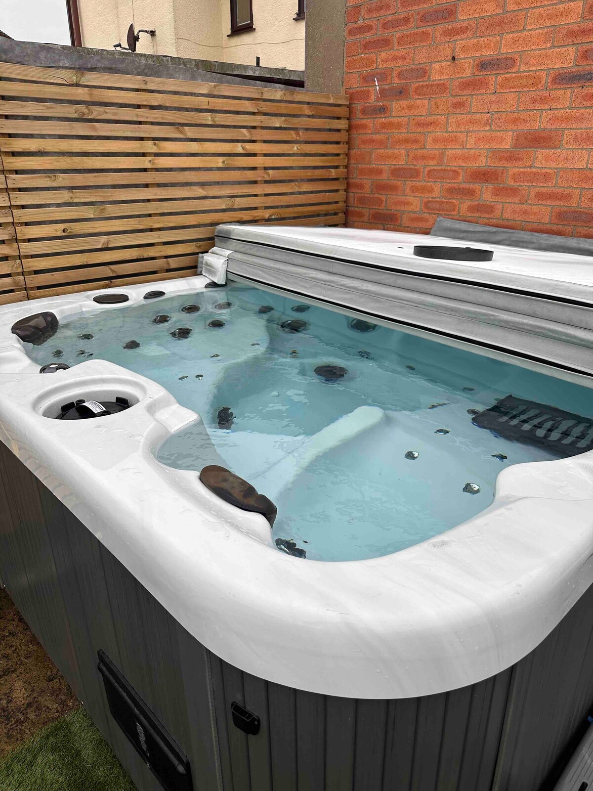 4 Bed House with Hottub Skegness