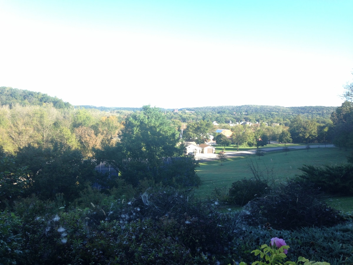 Decorah Valley Home with a View (Apartment 2)