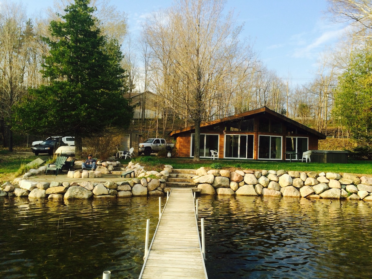 GotAway Lodge, Lakefront Cottage